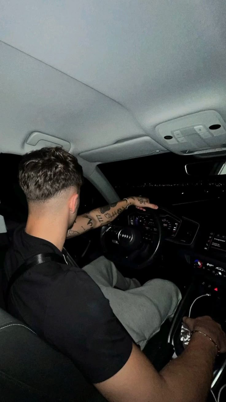 Hombre conduciendo un auto de lujo de noche en una foto de estilo de vida generada por IA